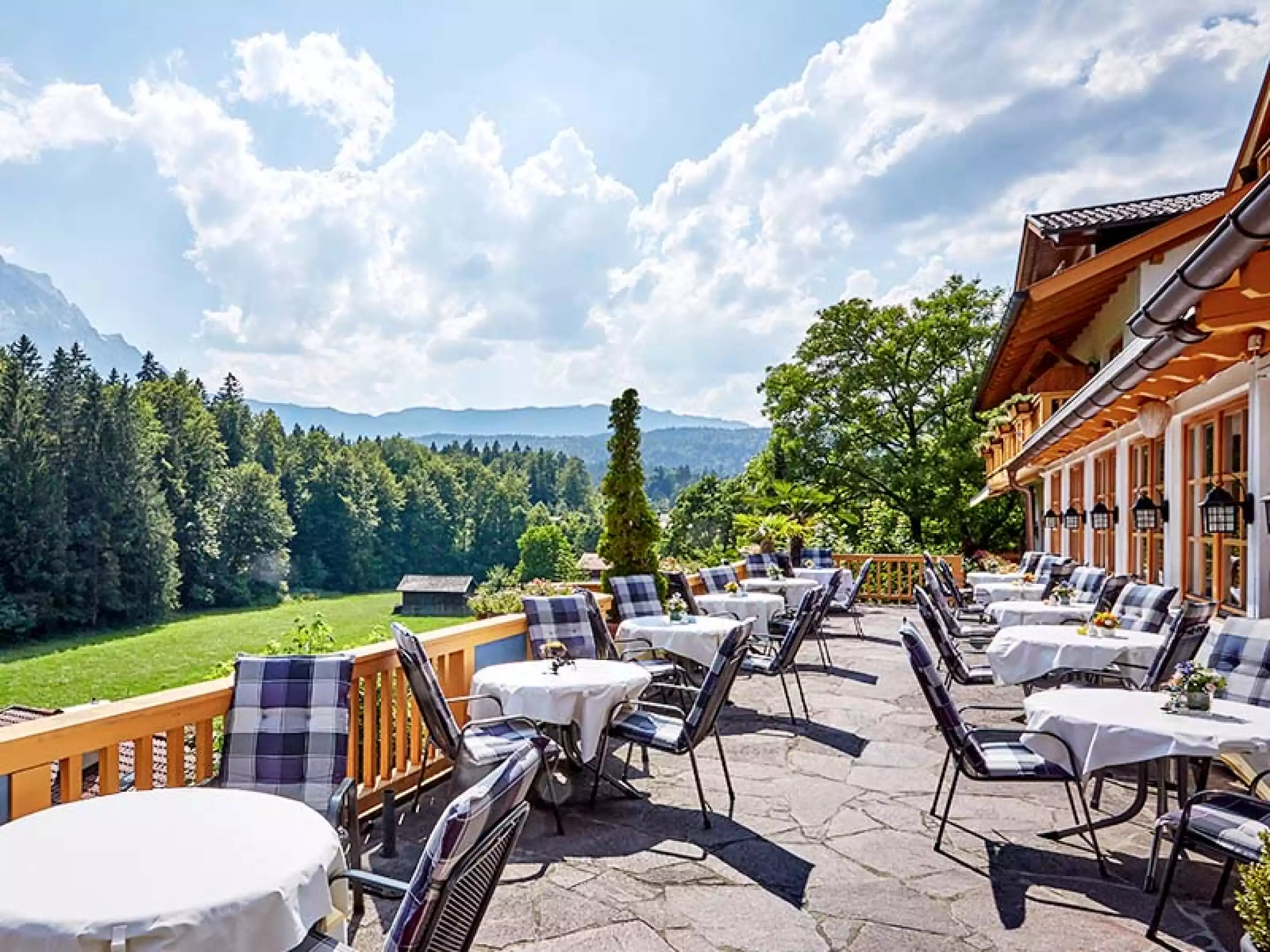 Romantik Alpenhotel Waxenstein Sommer