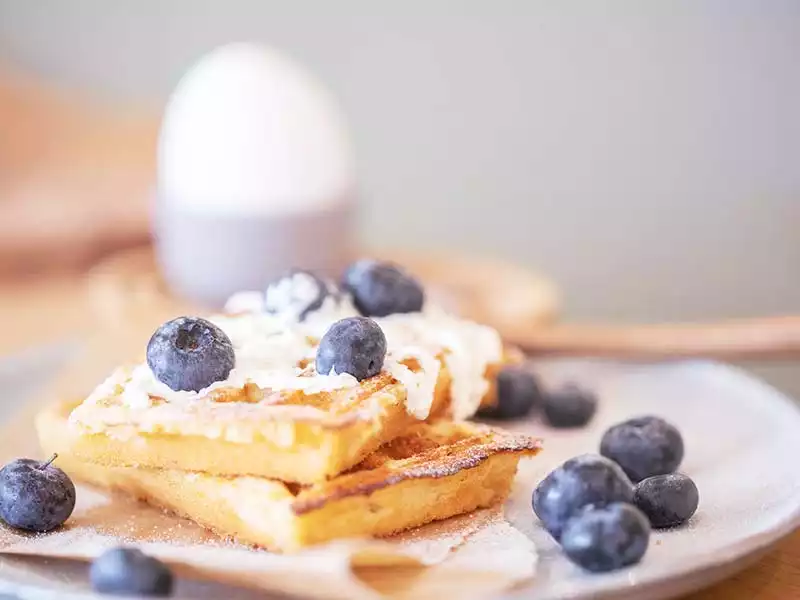 Fruehstück mit Waffeln und Eierspeisen